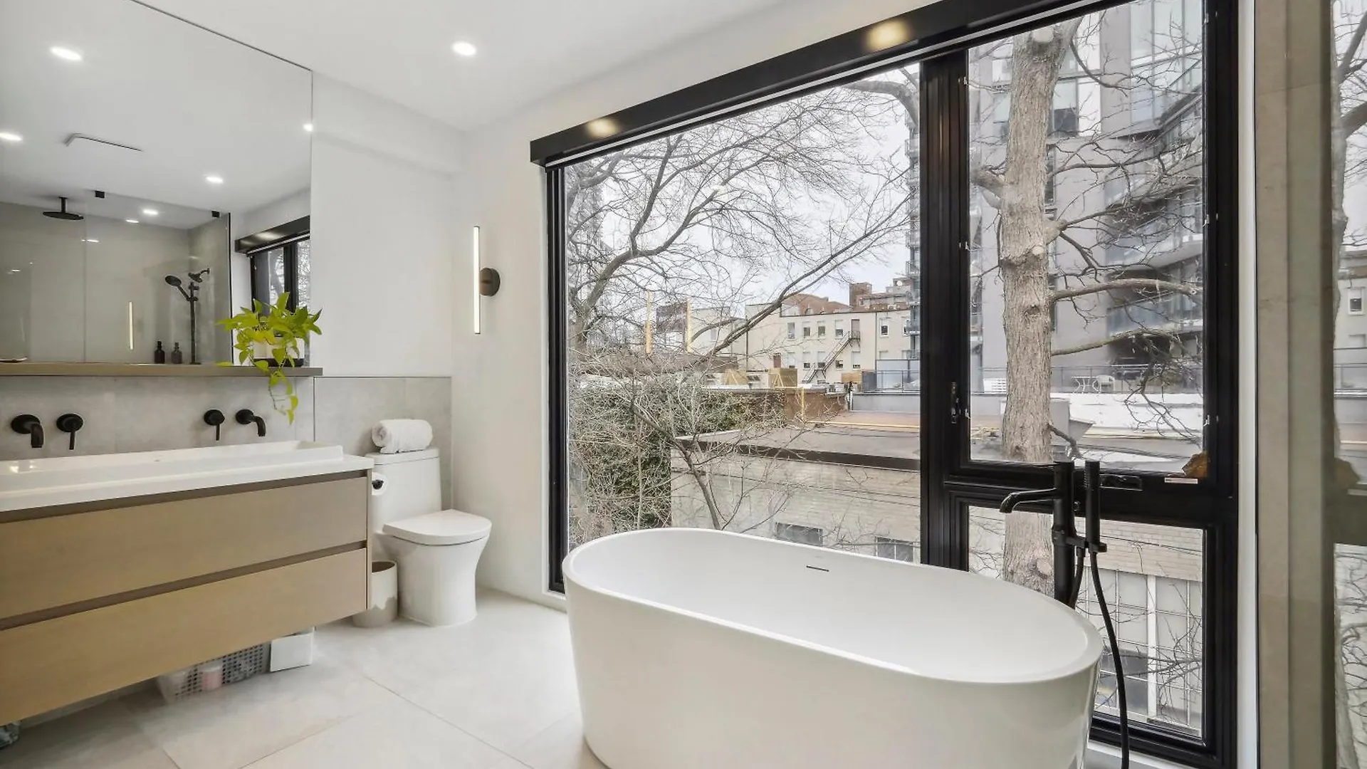 Modern Heritage Townhouse In Distillery District Toronto 0*,
