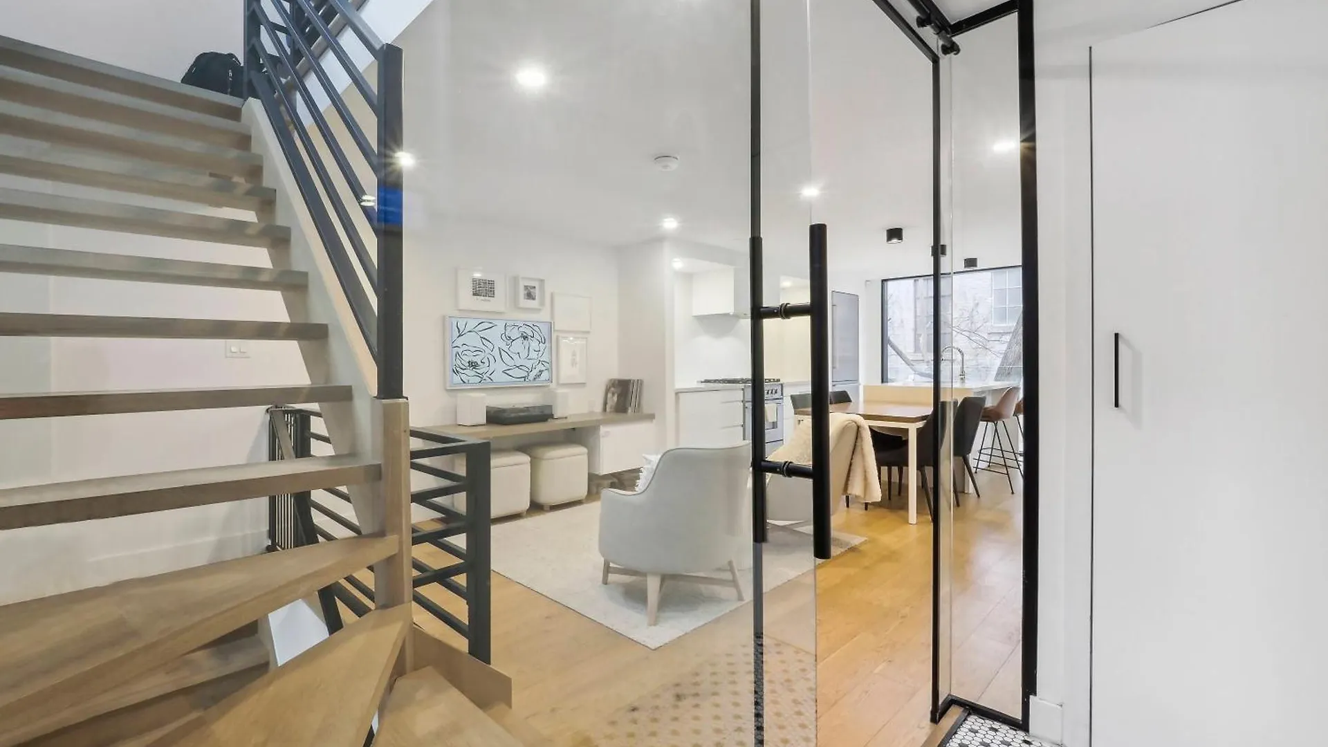 Modern Heritage Townhouse In Distillery District location
